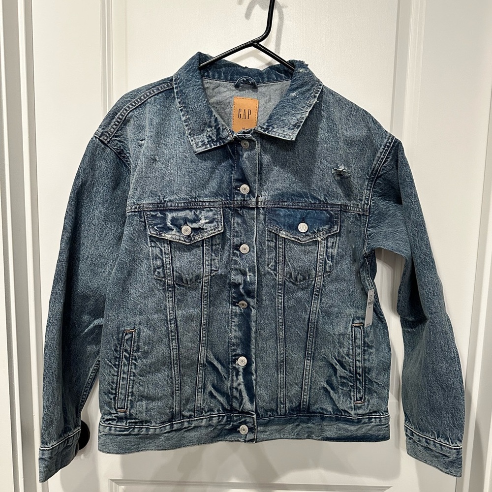 Oversized, slightly distressed, women’s denim jacket. Gap M NWT